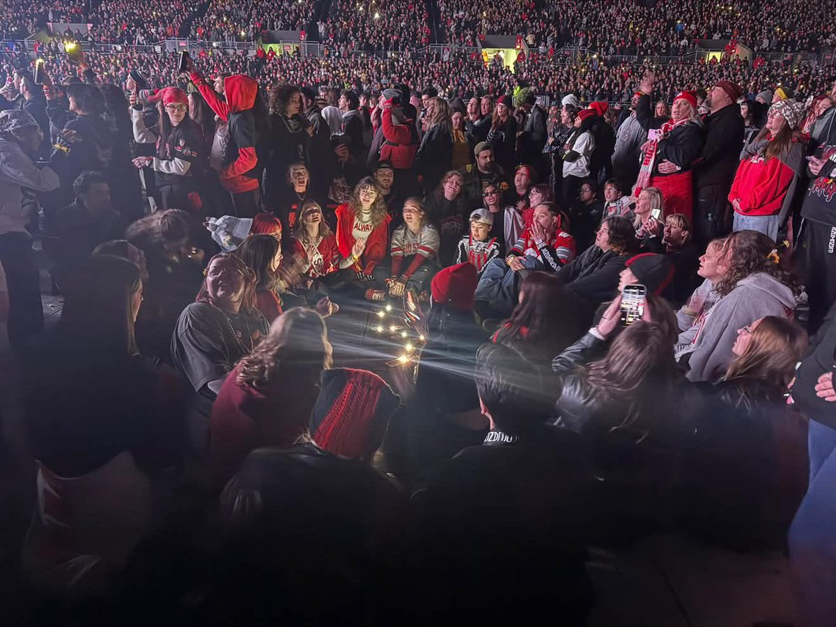 LavishNed's tweet photo. a drag path but is all the random videos and pictures my friends are getting sent after the show that people took a moment of out of the show to capture for us https://t.co/BEYnexOOxv