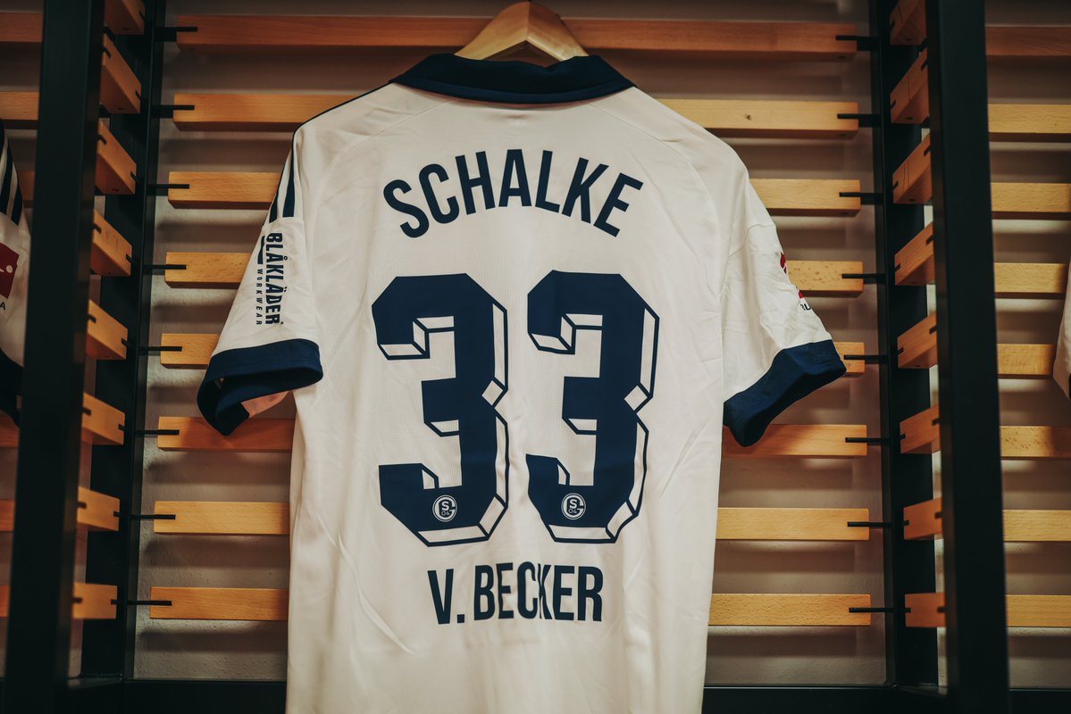 s04's tweet photo. 🔁 Verletzungsbedingter doppelter SchichtWECHSEL:

⬅️ Gosens &amp; El-Faouzi
➡️ V. Becker &amp; Bachmann

Das sah übel aus - gute Besserung, Robin und Soufi!! 🙏

⏱️ 43' | #KOES04 0:0 | #S04 https://t.co/OVM6dWWMN5