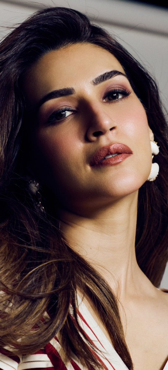 Mrunal_07070708's tweet photo. When it comes to face card , she is already the winner.
#KritiSanon ❤️ https://t.co/2Ci0JoTJ3M
