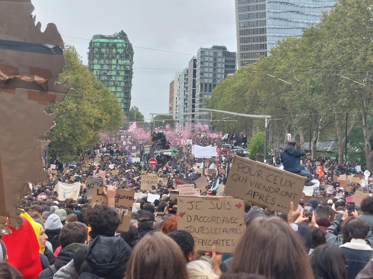 Elsa_Marcel's tweet photo. On est définitivement au début de quelque chose de grand. Malgré la répression sanglante, les interdictions de manifester, les menaces de dissolution, la propagande médiatique incessante et un parcours pourri imposé au dernier moment, c'est une déferlante. On ne peut même pas avancer tant les gens affluent de toutes les rues.