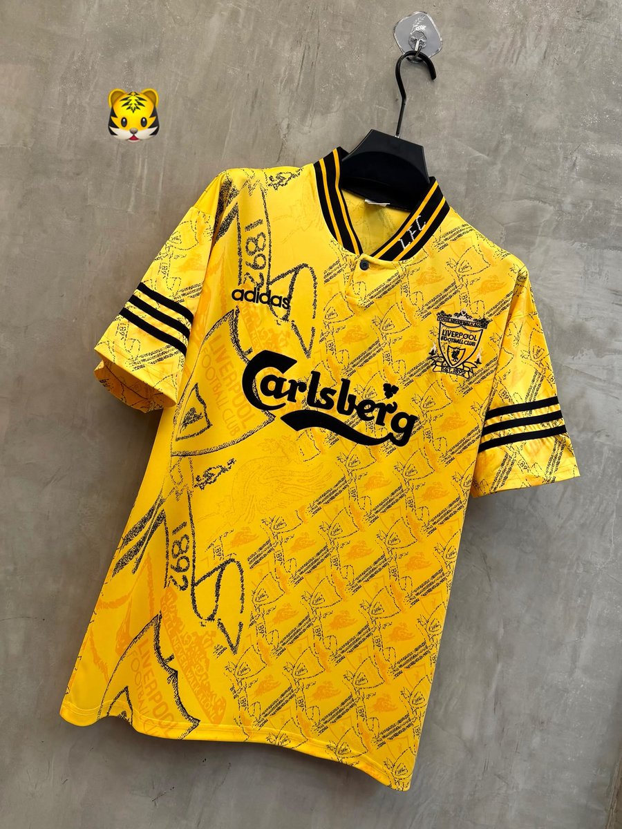 Oyeronkebaby's tweet photo. LIVERPOOL RETRO KIT 💛🖤
NOW AVAILABLE IN STORE IN SIZES
L, XL, XXL

🏷️ 22,000

Kindly repost 🙏🙏

🛒 https://t.co/hGUjtOTY1r