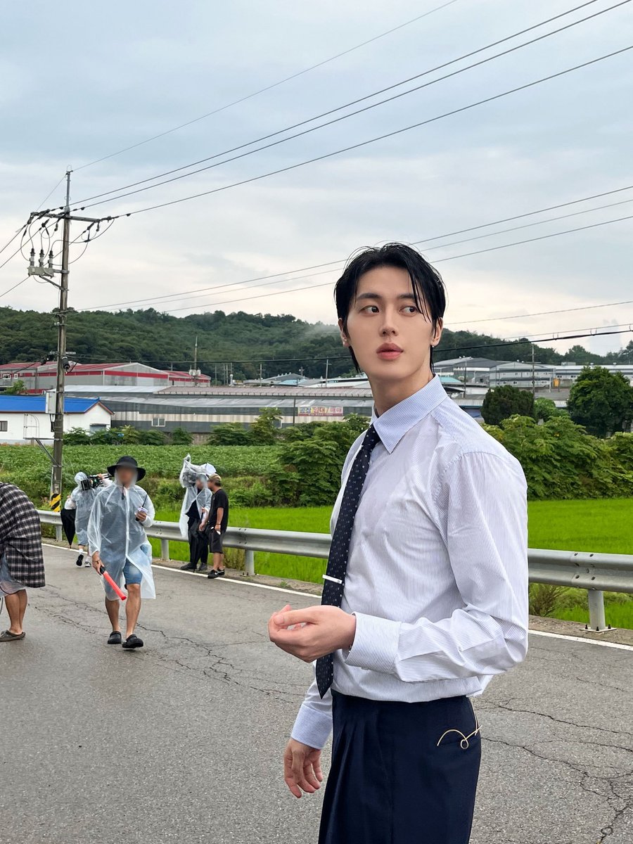 cuzdx's tweet photo. 내일 개오랜만에 섹시코쪼변호사룩 컴백이고, 그 꼴로 누나랑 시골같은 곳에서 입 털다가 누나랑 진짜 연인마냥 개판 싸우고 나는 이 커플을 응원함
오늘로 정리햇어 이 씨피를 무조건 지지한다 https://t.co/NfiwKcTd1l