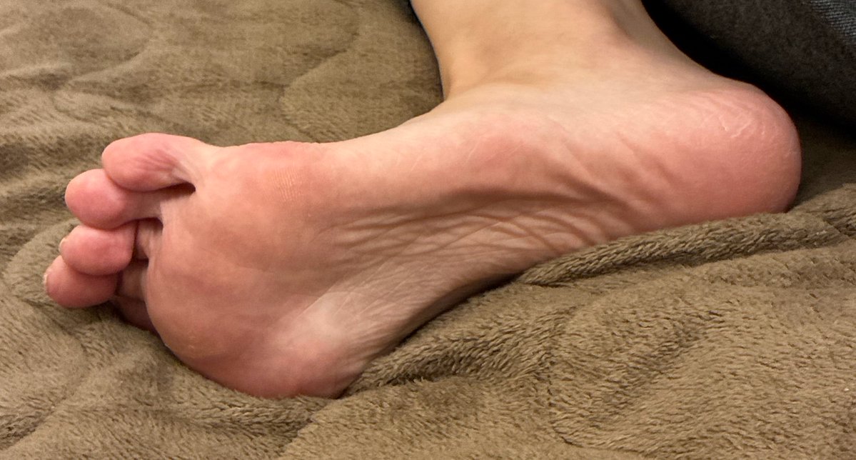 Yomefeet's tweet photo. いかがですか？👣

#足 #脚底板 #盯射 #小狗 #足裏
#feet #sole https://t.co/NWyy5qUO91