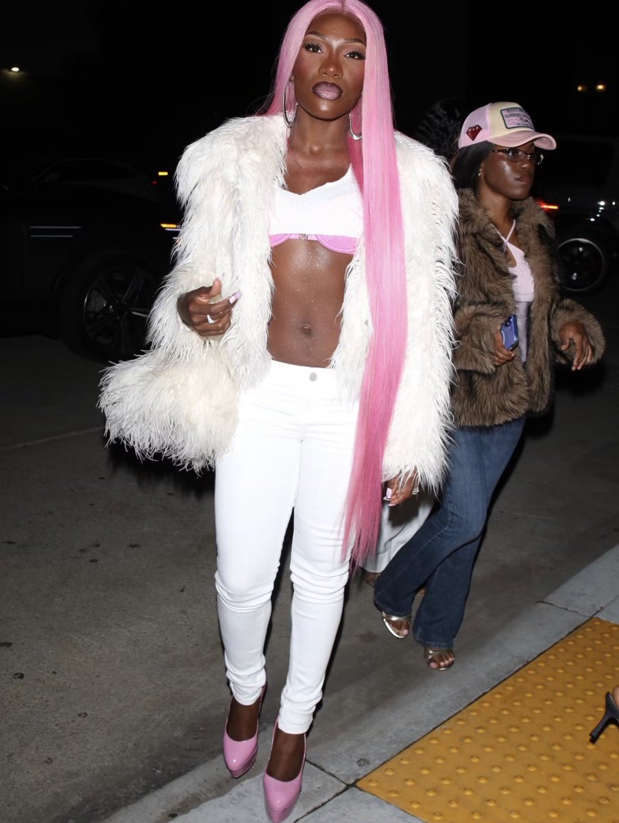 infodoja's tweet photo. Tema da festa de aniversário de 31 anos da Doja Cat: SANRIO! 

Artistas como Doechii, Latto e Rico Nasty compareceram à comemoração. 💕 https://t.co/2Sw6YovAYl