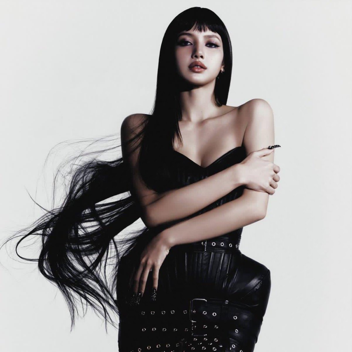 TheePopCore's tweet photo. LISA’s “Tarantino” debuts at #44 on the Spotify Global Chart with 1,911,491 streams. https://t.co/WTqh7URUKl