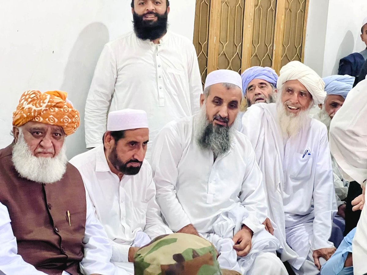 ayesha97282's tweet photo. لکی مروت مولانا فضل الرحمن صاحب اور فرزند قائد جمعیت مولانا اسجد محمود کا مدرسہ جامعہ حلیمیہ درہ پیزوہ آمد 
اساتذہ کرام اور طلبہ سے ملاقاتیں کیں قائد جمعیت  نے طلبہ سے مختصر خطاب کیا۔

#خائن_چوکیدار
#آمروں_کے_پٹواری
#بھٹو_کا_ڈاکو_راج
#معدنیات_گردی
#ٹٹو_پروپیگنڈہ_برگیڈ https://t.co/rOcMGiKE0B