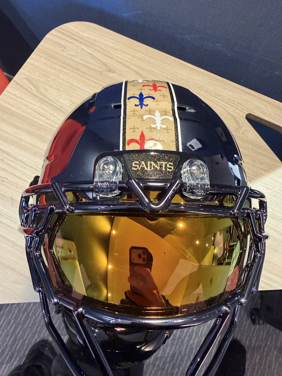 gametimesaint's tweet photo. New Helmet for the game! C'EST QUI! WHO DAT?! ⚜️🇺🇸🇫🇷 https://t.co/933S2evDY0
