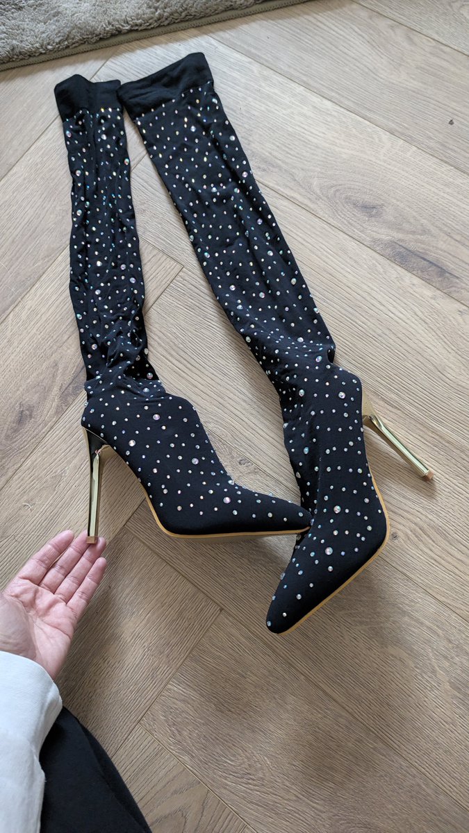 QueenCestelle's tweet photo. Who wants a custom photo/video of my perfect legs in these 🤭 https://t.co/7mn99nkNpC