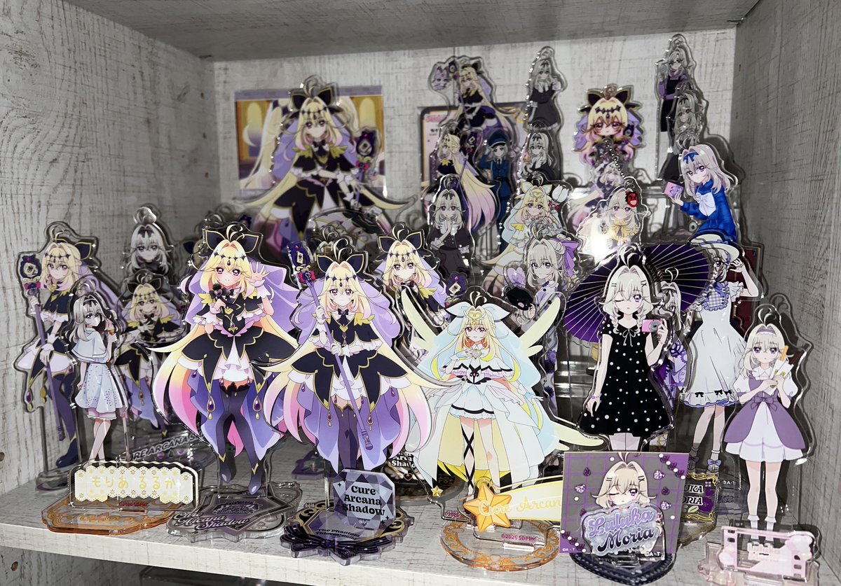 _rrkluv's tweet photo. どんどんグッズ出るけどもう置けないわよ https://t.co/UyHC8pAT1G