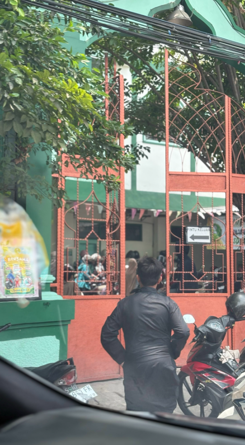 txtharihariWNI's tweet photo. Beberapa hari terakhir saya jemput sekolah tidak membayar parkir, karena menurut saya sekolah diparkirin nggak make sense 🙏🏻

Dan hari ini kaca mobil diketuk tukang parkir, saya buka jendela.

🤡: Mba, kok ra tau bayar parkir, toh?

🧕🏻: Loh, Mas, ini sekolah. Kenapa diparkirin?

🤡: Saya kan ngatur kendaraan, liane wae bayar, lho.

🧕🏻: Mas, ini sekolah, loh. Masa diparkirin? Kalau tempat makan atau tempat wisata, saya juga bayar parkir. Lah, ini sekolah anak saya. Tiga jam jemput, beda masa saya bayar parkir cuma buat antar jemput sekolah.

🤡: Ya bayar, Mbak. Aku kan yo harus bayar Dishub tinggi. Ini tuh punya Dishub.

🧕🏻: Ini sekolah saya juga baru tahu diparkirin. Di mana-mana sekolah nggak diparkirin, Mas, kecuali kafe. Itu sebelah Alfamart juga kamu parkirin. Itu lho, dibaca parkir gratis.

🤡: Kalau Alfamart aku nggak urusan, nggak jaluk, Mbak.

Bla bla bla, Masih nyerocos.

🧕🏻: Saya tinggal jalan, soalnya emang tadi setir sudah ke kanan, mau jalan.

Emang sekolah harus diparkirin ya? Bayaran ke Dishub?

Menurut kalian, kalau cuma antar jemput anak sekolah, memang seharusnya bayar parkir juga?