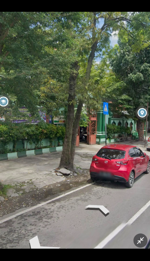 txtharihariWNI's tweet photo. Beberapa hari terakhir saya jemput sekolah tidak membayar parkir, karena menurut saya sekolah diparkirin nggak make sense 🙏🏻

Dan hari ini kaca mobil diketuk tukang parkir, saya buka jendela.

🤡: Mba, kok ra tau bayar parkir, toh?

🧕🏻: Loh, Mas, ini sekolah. Kenapa diparkirin?

🤡: Saya kan ngatur kendaraan, liane wae bayar, lho.

🧕🏻: Mas, ini sekolah, loh. Masa diparkirin? Kalau tempat makan atau tempat wisata, saya juga bayar parkir. Lah, ini sekolah anak saya. Tiga jam jemput, beda masa saya bayar parkir cuma buat antar jemput sekolah.

🤡: Ya bayar, Mbak. Aku kan yo harus bayar Dishub tinggi. Ini tuh punya Dishub.

🧕🏻: Ini sekolah saya juga baru tahu diparkirin. Di mana-mana sekolah nggak diparkirin, Mas, kecuali kafe. Itu sebelah Alfamart juga kamu parkirin. Itu lho, dibaca parkir gratis.

🤡: Kalau Alfamart aku nggak urusan, nggak jaluk, Mbak.

Bla bla bla, Masih nyerocos.

🧕🏻: Saya tinggal jalan, soalnya emang tadi setir sudah ke kanan, mau jalan.

Emang sekolah harus diparkirin ya? Bayaran ke Dishub?

Menurut kalian, kalau cuma antar jemput anak sekolah, memang seharusnya bayar parkir juga?