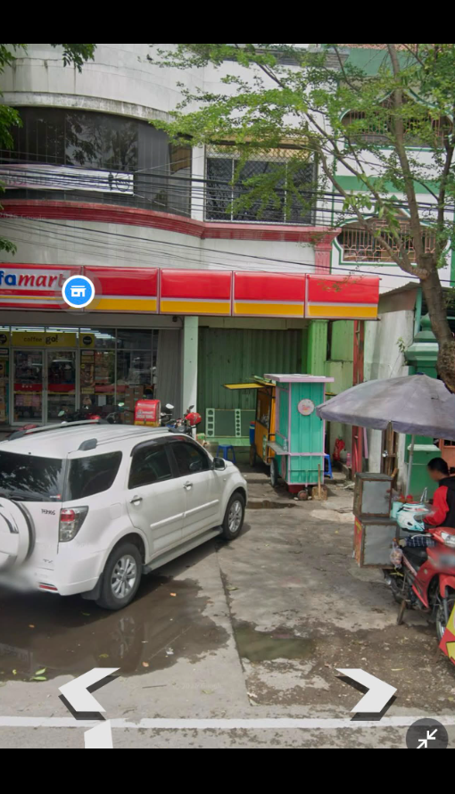 txtharihariWNI's tweet photo. Beberapa hari terakhir saya jemput sekolah tidak membayar parkir, karena menurut saya sekolah diparkirin nggak make sense 🙏🏻

Dan hari ini kaca mobil diketuk tukang parkir, saya buka jendela.

🤡: Mba, kok ra tau bayar parkir, toh?

🧕🏻: Loh, Mas, ini sekolah. Kenapa diparkirin?

🤡: Saya kan ngatur kendaraan, liane wae bayar, lho.

🧕🏻: Mas, ini sekolah, loh. Masa diparkirin? Kalau tempat makan atau tempat wisata, saya juga bayar parkir. Lah, ini sekolah anak saya. Tiga jam jemput, beda masa saya bayar parkir cuma buat antar jemput sekolah.

🤡: Ya bayar, Mbak. Aku kan yo harus bayar Dishub tinggi. Ini tuh punya Dishub.

🧕🏻: Ini sekolah saya juga baru tahu diparkirin. Di mana-mana sekolah nggak diparkirin, Mas, kecuali kafe. Itu sebelah Alfamart juga kamu parkirin. Itu lho, dibaca parkir gratis.

🤡: Kalau Alfamart aku nggak urusan, nggak jaluk, Mbak.

Bla bla bla, Masih nyerocos.

🧕🏻: Saya tinggal jalan, soalnya emang tadi setir sudah ke kanan, mau jalan.

Emang sekolah harus diparkirin ya? Bayaran ke Dishub?

Menurut kalian, kalau cuma antar jemput anak sekolah, memang seharusnya bayar parkir juga?