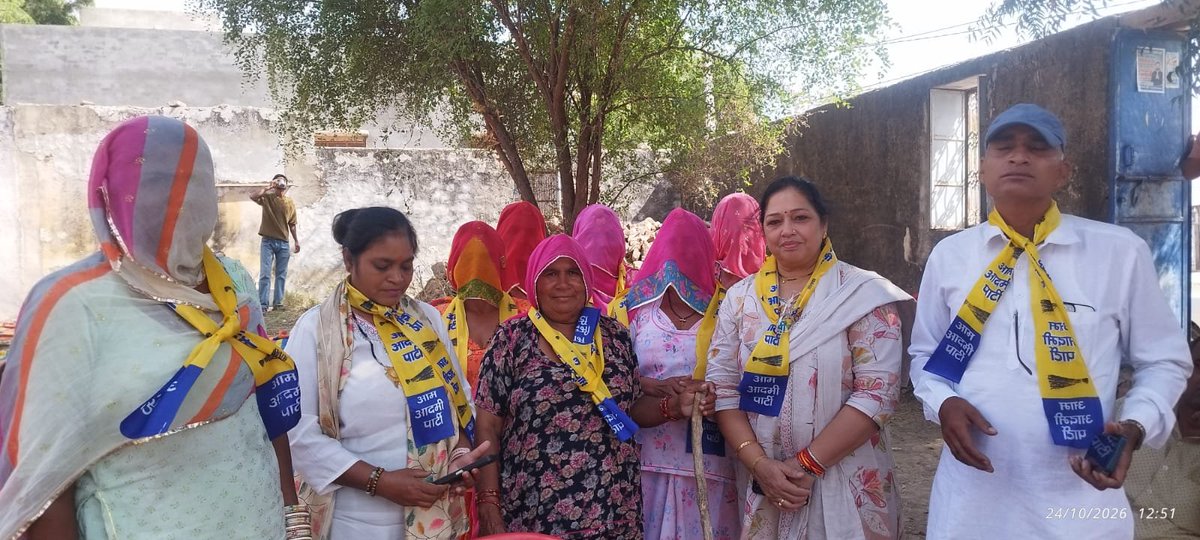 AAPRajasthan's tweet photo. 🚩 मेड़ता पंचायत समिति में आम आदमी पार्टी को मिल रहा जनता का भरपूर समर्थन! 🚩

📍 नागौर, राजस्थान

आम आदमी पार्टी के मेड़ता पंचायत समिति सदस्य प्रत्याशी श्री राम निवास नायक के समर्थन में प्रदेश सचिव एवं महिला विंग प्रभारी श्रीमती @TyagiMeena1  जी ने डाबरियानी कला, डाबरियानी खुर्द, जावली, मायडण एवं थला की ढाणी में जनसंपर्क कर ग्रामीणों से AAP के पक्ष में मतदान की अपील की।

इस दौरान ग्रामीणों का भरपूर समर्थन और सहयोग देखने को मिला। गांव-गांव में बदलाव, विकास और जनहित की राजनीति को लेकर उत्साह नजर आया। 

जनता का विश्वास, बदलाव की आस! आम आदमी पार्टी के साथ जुड़ रहा राजस्थान का जन-जन! 🧹

@DheerajTokas2 
@GhanendraB