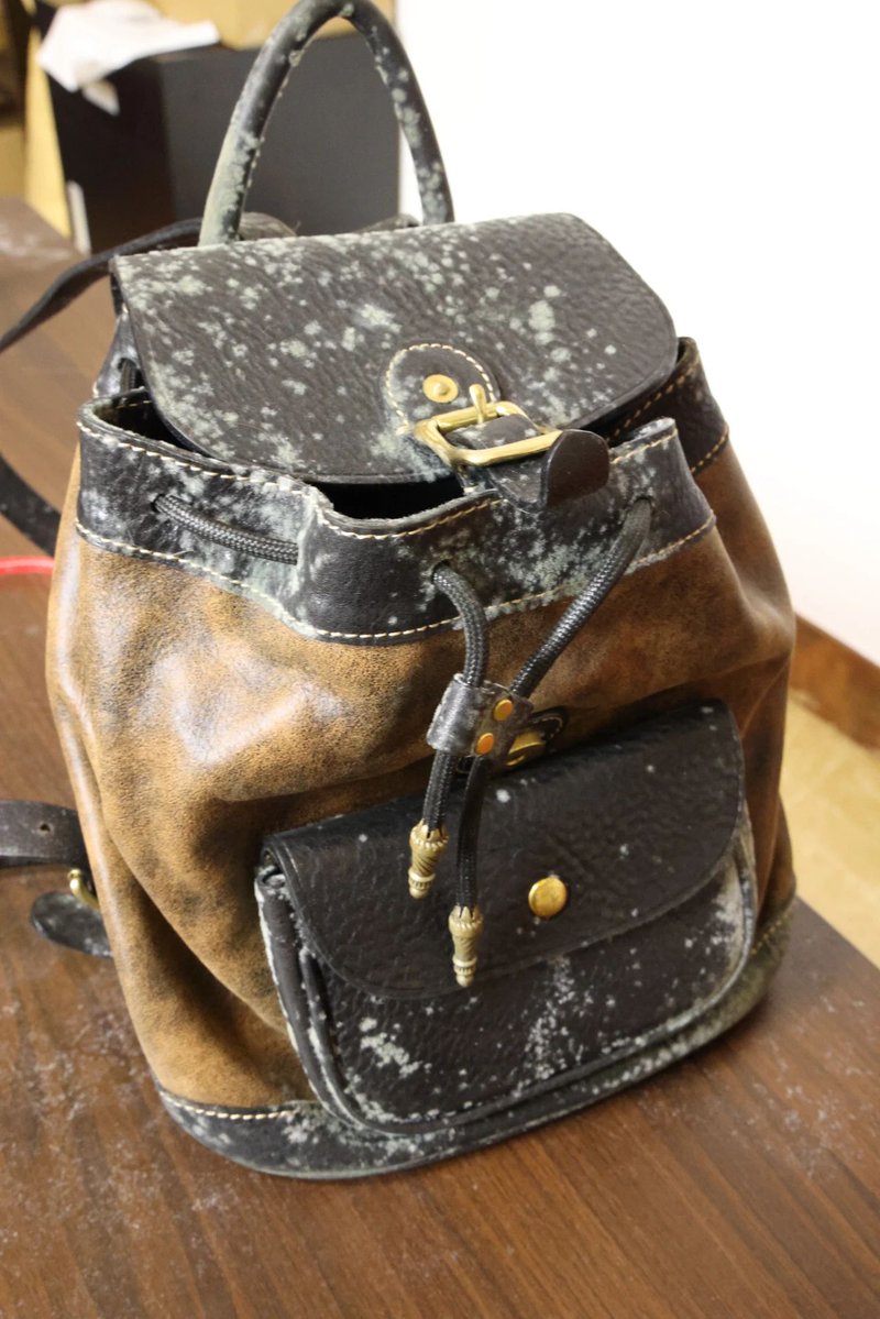 mikekeQ's tweet photo. My grandma’s old textile bag has these dirty [肮] marks, worn-out [叭] buckles, tattered [己] labels and faded [章] embroidery—carries all our tiny life stories. https://t.co/ygQV3p5P3i