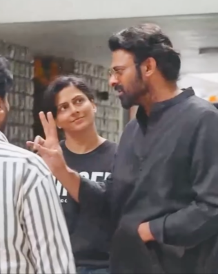 SaiKirantweetss's tweet photo. Having a big brother like him is a blessing ❤️

#Prabhas https://t.co/XAMTLqhr2v