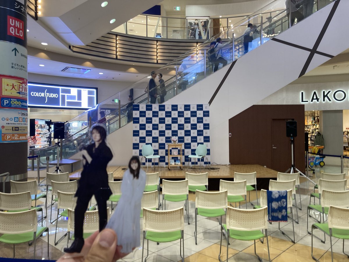 jun12126's tweet photo. 今日は大阪の汐見先生のトークandサイン会イベントに参加して来ました。トーク1時間たっぷり汐見先生の知らないことも知れて楽しかったです。後、汐見先生も福原さん結婚ロスだったとは意外でした！あの花シリーズから次は無いものねだり…へ。今後の先生の活躍も楽しみです。#汐見夏衛 #福���遥 https://t.co/pczNUQnSf9
