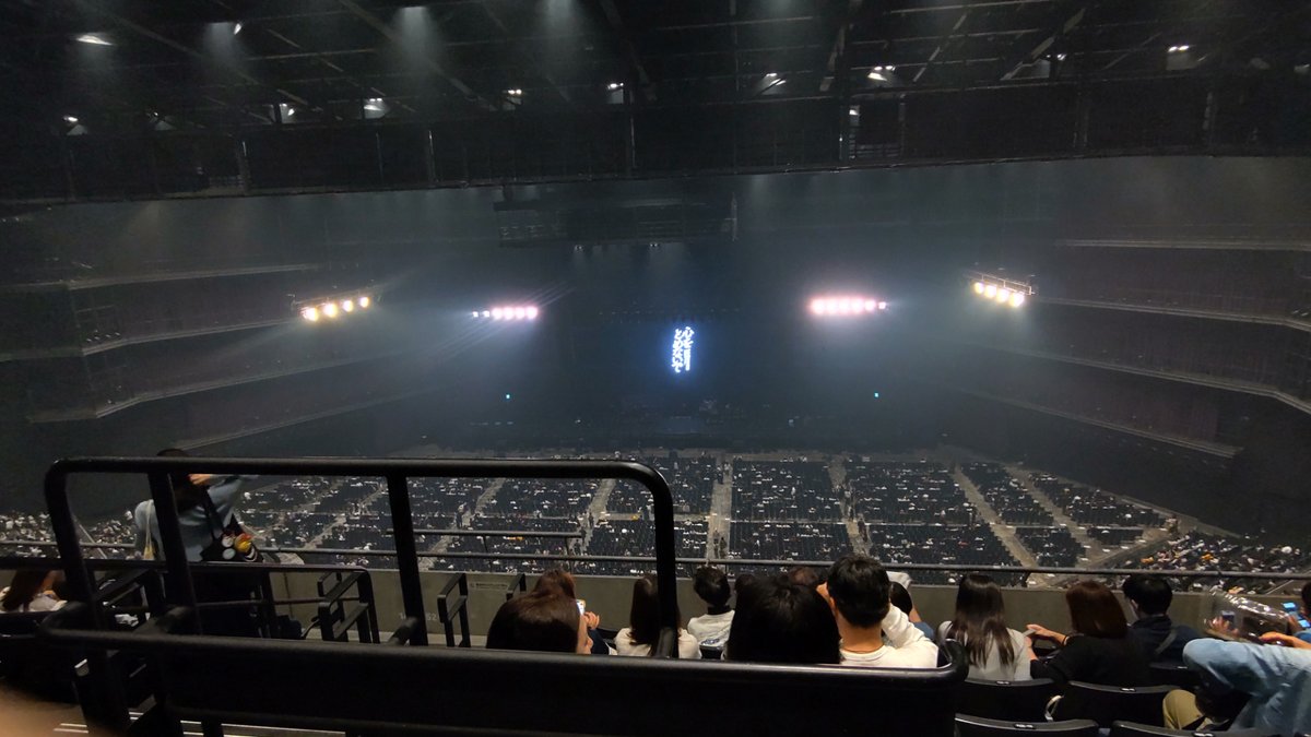 SASATTI0802's tweet photo. ＃ゆず　30周年記念　＃心をとめないで
Kアリーナ横浜
会場は満員（2万人）
30周年ということで、各時代の代表曲から新曲迄、楽しめました。
最上階（7レベル、着席指定席）からの観戦でしたが、音も良く、ステージ全体を見渡せて、光と映像の演出がとても綺麗！
ホント感動のステージでした。 https://t.co/evmh9GPmlq