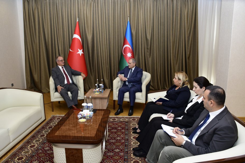 MEBOEMZ's tweet photo. . @YAP_1992 Genel Başkan Yardımcısı Tahir Budagov @zaferpartisi Genel Başkan Danışmanı @hsafakses ile görüştü. Görüşmede #Türkiye'deki bazı siyasi çevrelerin #Azerbaycan karşıtı kampanyasına tepki gösterilerek partiler arası iş birliği imkanları değerlendirildi. https://t.co/NXG7dDlX96