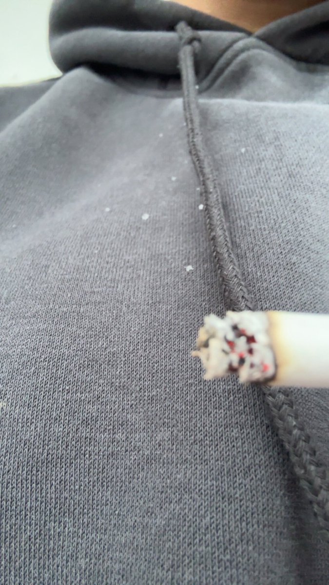 19tqwa's tweet photo. I CAME OUTSIDE TO SMOKE AND ITS SNOWINF??? https://t.co/YMcE4QJxkF