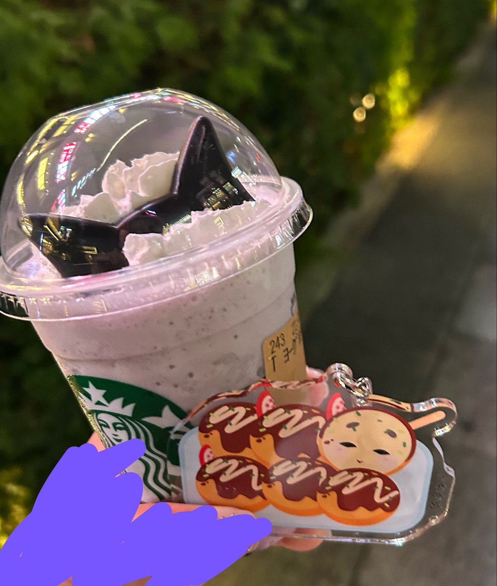 okamesan1461's tweet photo. 今日も1日とっても幸せで楽しかった～🥰
一緒に過ごしてくれてありがとう🫰🏻💜
くだらない話で笑いすぎて最初の物販の待機だけでアイライン消えた🤣
平和な世界でよかった(笑)
 #おかめバックトゥーユー https://t.co/zCh0HkaELZ