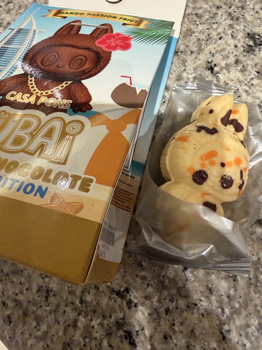 truc_ak_'s tweet photo. I found Labubu-style chocolate at a supermarket in Dubai! 
I bought one to try, thinking it would make a good souvenir. But the taste and appearance were different from what I expected… 

#ラブブ
#チョコレート
#DubaiChocolate https://t.co/GTEaIGNJpE