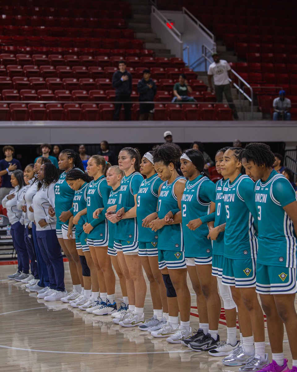 uncwwbb's tweet photo. one half in the books π
#SeahawkBasketball https://t.co/p2gkQjDuWu