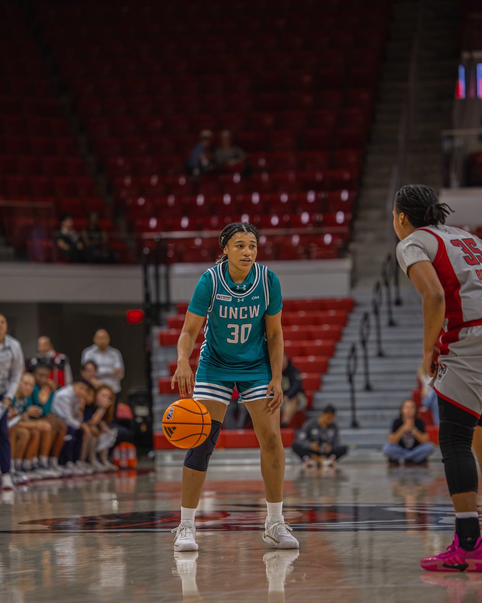 uncwwbb's tweet photo. one half in the books π
#SeahawkBasketball https://t.co/p2gkQjDuWu