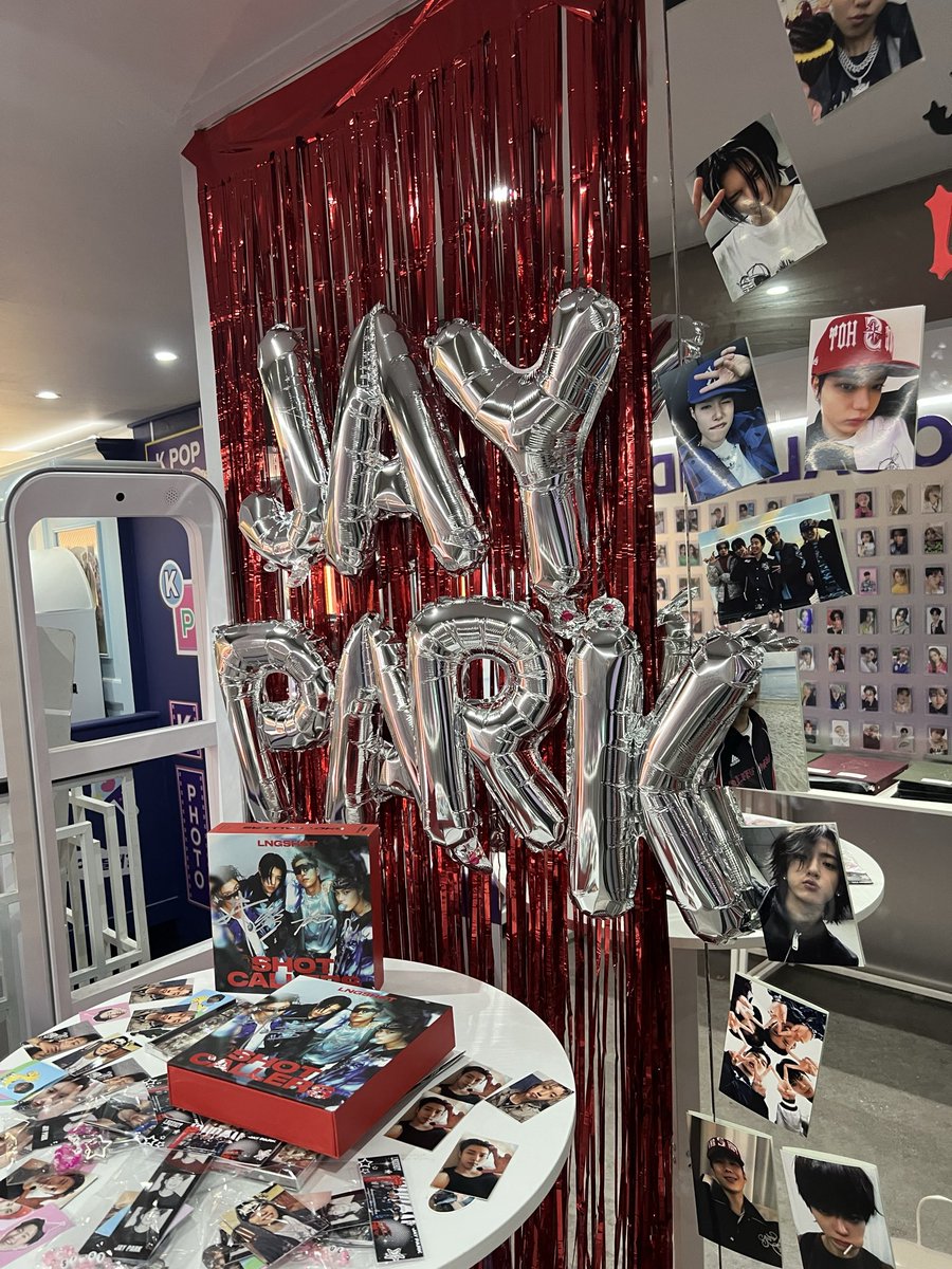 suddenlyjeans's tweet photo. jay taking a picture of the display 💗 https://t.co/mSbIpnReZR