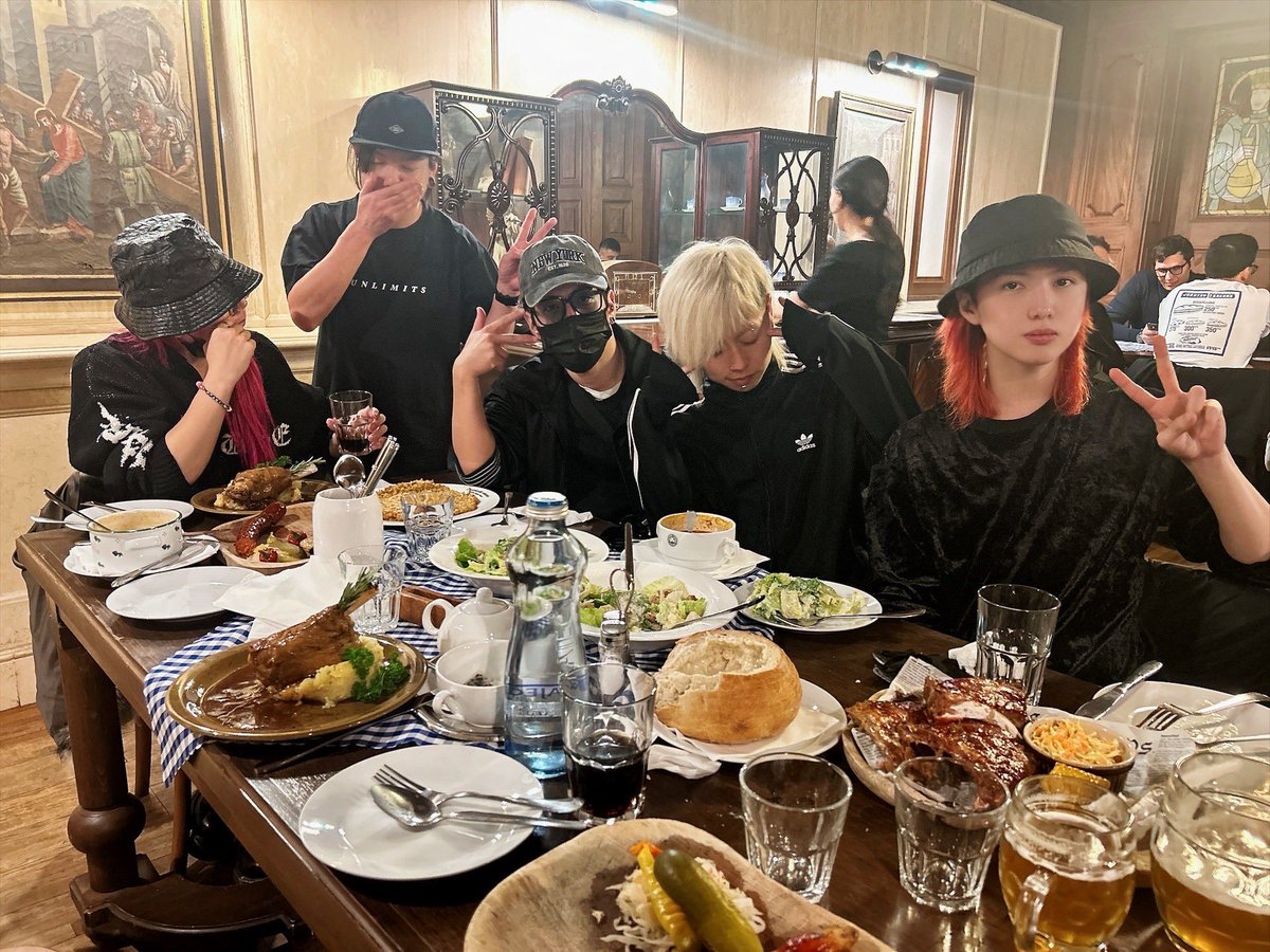 blaze_jpn's tweet photo. BLAZEはスロバキアへ移動🇸🇰
お城観光と素敵な食事を楽しみました！
明日はブラチスラバでライヴ！
ブチかましますよ！（某メンバー談）

BLAZE sa presunuli do Slovenska 🇸🇰
Užili sme si prehliadku hradu a skvelé jedlo!
Zajtra máme koncert v Bratislave!
Poďme sa zblázniť https://t.co/iyPBCZmQJ6