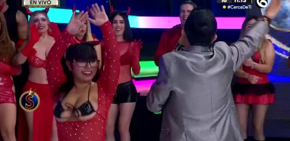 multimediostv's tweet photo. Robertita sufre sensual accidente en pleno concurso #EsShow
https://t.co/tgaUA6tcCb https://t.co/SD5Qn9DrP7
