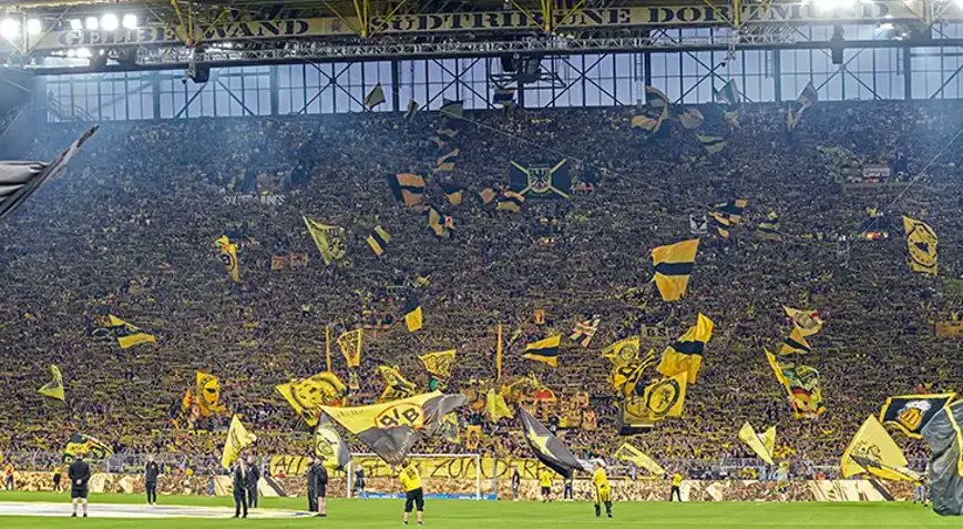 macdergi's tweet photo. 📱❌ Borussia Dortmund, telefonunu kullanmayan taraftarlarını ödüllendiriyor!

Alman kulübünün uygulamasında yer alan “Taraftar Modu” maç sırasında telefon ekranının kilitli kaldığı süreyi takip ediyor.

Taraftarlar, telefonlarını kullanmadıkları her dakika puan kazanıyor. Biriktirdikleri puanları ise kulübün mağazasında forma, hediye çeki ve çeşitli ürünler almak için kullanabiliyor.
