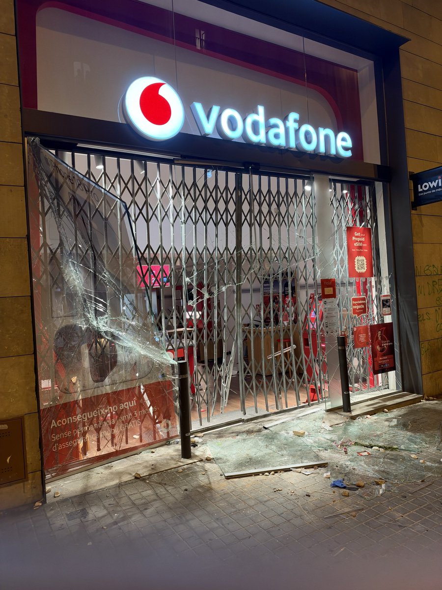 ASAPLUX_'s tweet photo. Vodafone de Pelai destrossada i saquejada https://t.co/GVAzSBEius