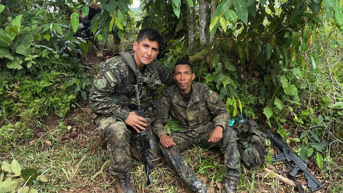 Ejercito_Div1's tweet photo. #ComunicaciónOficial | Tras seis días de intensa búsqueda, las tropas hallaron con vida a nuestro soldado Andrés Casterbonde Macías en la vereda Las Palmas, del departamento de Antioquia. El hallazgo se produjo este sábado durante las labores de registro y control detallado que se adelantaban en la zona.

#PatriaHonorLealtad