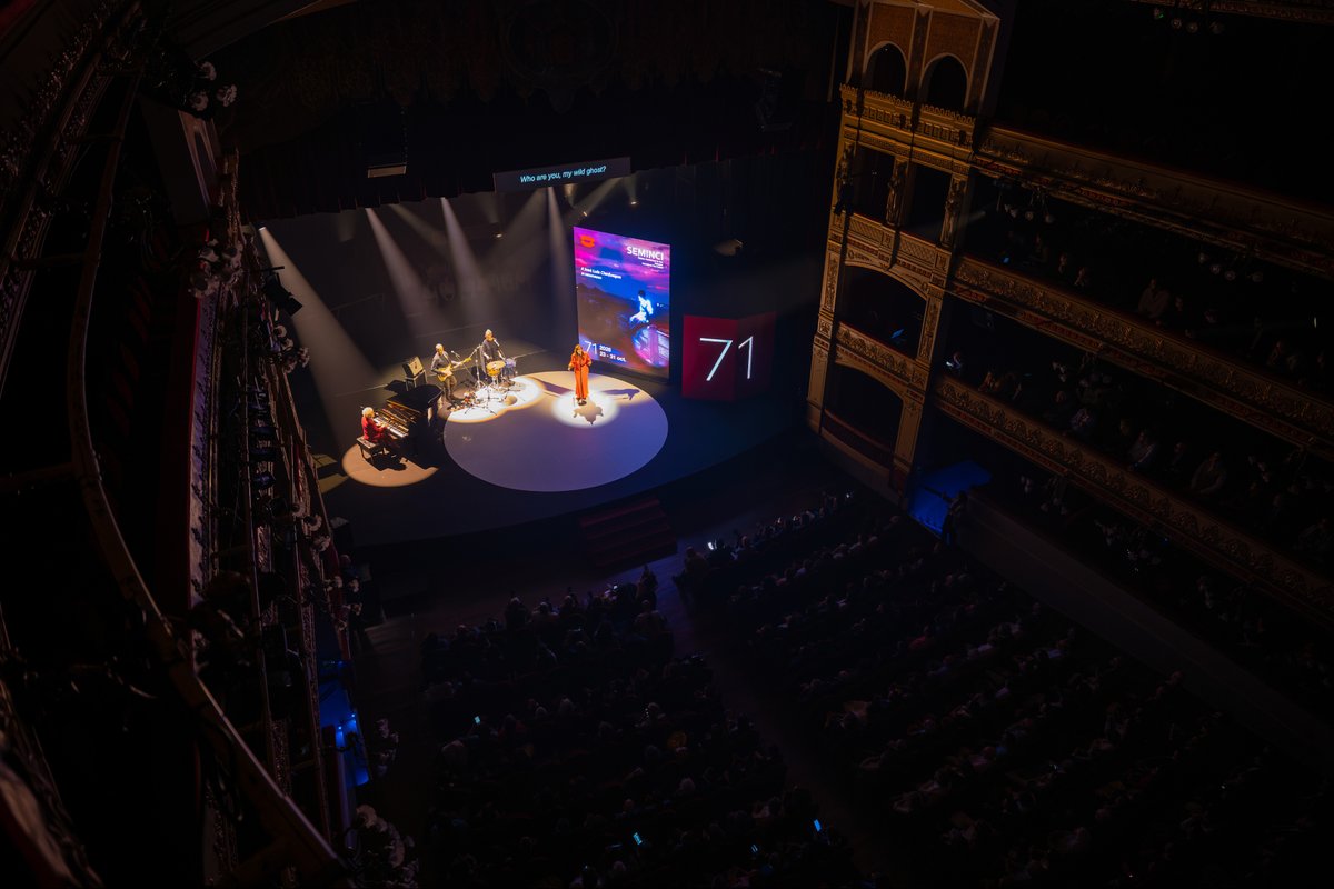 DORibera's tweet photo. La inauguración de la 71.ª @Seminci_oficial nos dejó una noche de cine, emoción y encuentros que merecen prolongarse más allá de la pantalla. 🎬🍷
El @TCalderonVLL volvió a convertirse en punto de encuentro del cine nacional e internacional, con una gala que rindió un emotivo homenaje a José Luis Cienfuegos, recordó su legado al frente del festival y reconoció con la Espiga de Honor la trayectoria del diseñador de sonido Willie D. Burton, ganador de dos premios Óscar.
La proyección de My Notes on Mars, de Lili Horvát , abrió una nueva edición dedicada a descubrir historias, miradas y formas de entender el séptimo arte.

#RiberaDelDuero #SEMINCI #SEMINCI71 #CineYCultura