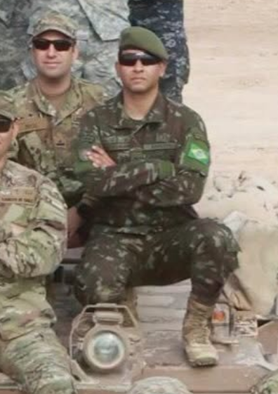 SA_Defensa's tweet photo. A Brazilian exchange soldier is seen in the group photo. https://t.co/ne9539gynD