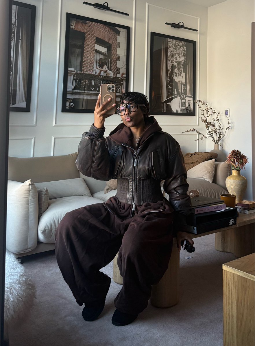 NaesCloset's tweet photo. So happy we’re back in fall so I can reheat my own nachos and rewear this outfit I wore last year 😭😍 so cozy and fly! https://t.co/jzQ6A7kYSD
