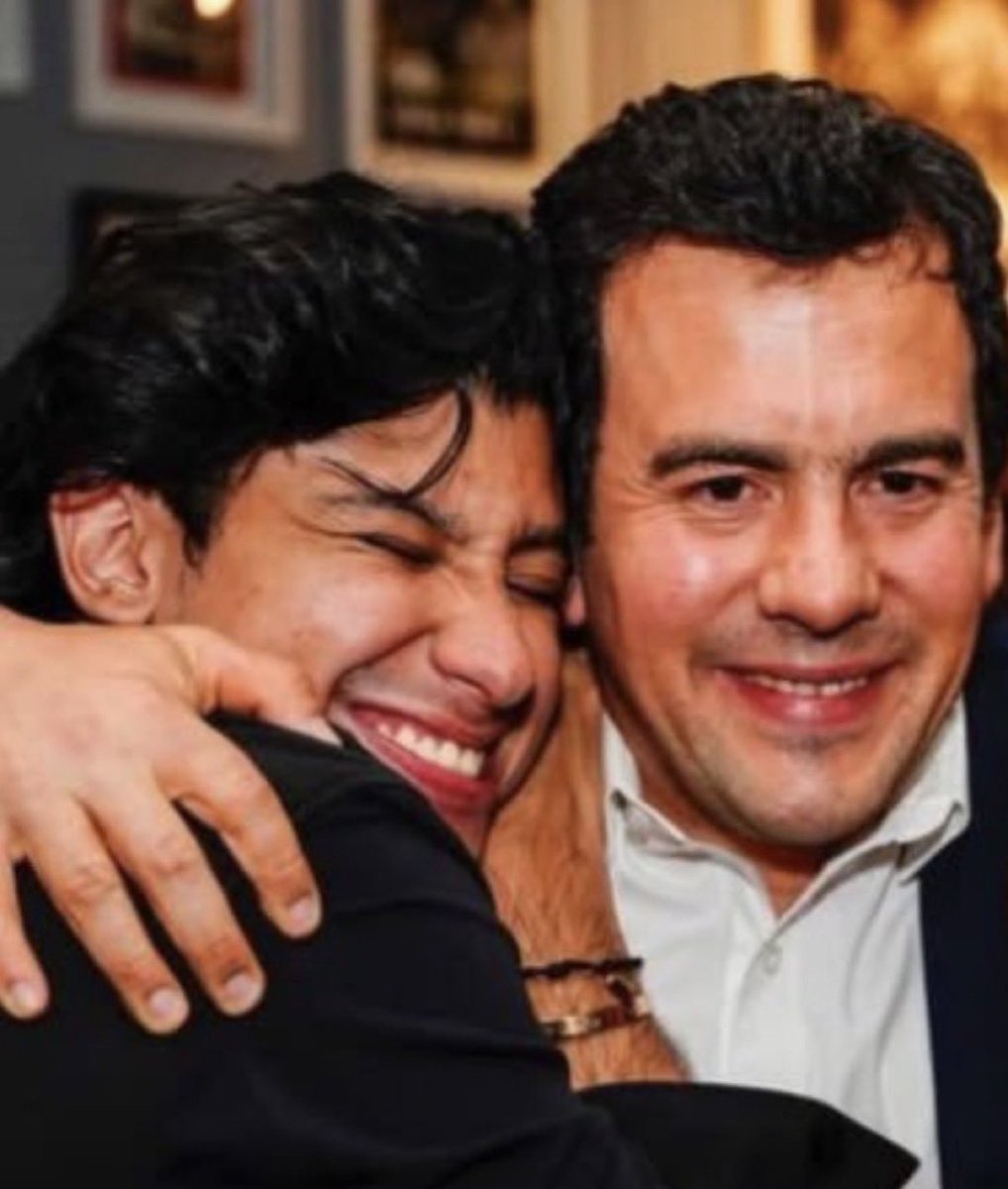 SpeedGio's tweet photo. Ahora “LA DERECHA”, antes era una maravilla hacer parte del Gobierno. 

Y además, así enguayabado, sí tienes voz de hombre. https://t.co/8PaL0LOuGA