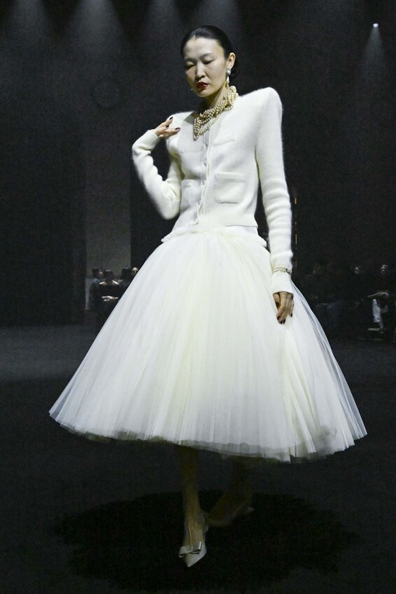 nutest_'s tweet photo. Matières Fécales 1% tulle skirt &amp; shoulder pad cross cardigans to go with the mask I made the other day

Buy here: https://t.co/XOQmcOtzAK
#RobloxUGC https://t.co/zjVap5AQgC