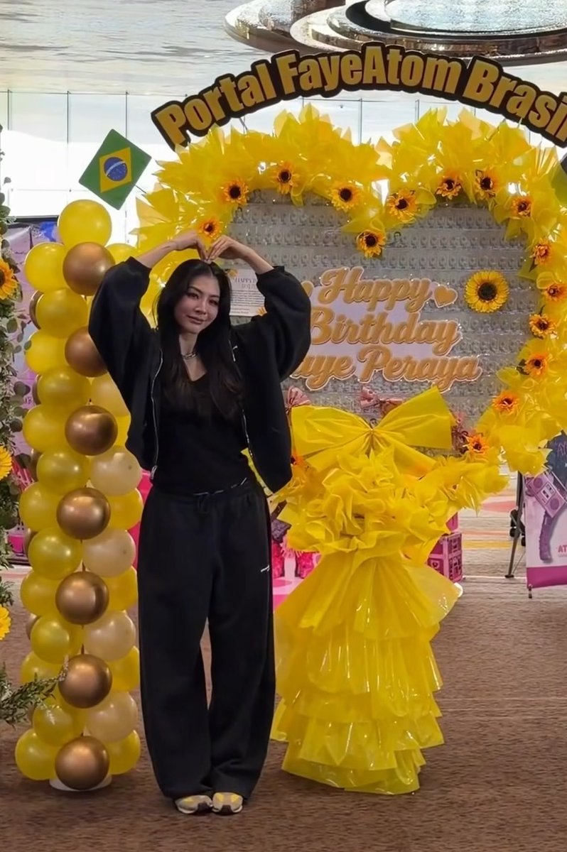 fayeatombr's tweet photo. Faye e Atom posando para fotos ao lado dos nossos presentes. 🥹❤️

Elas têm um carinho enorme pelos fãs e fizeram questão de posar ao lado de cada presente que receberam. Cada gesto demonstra o quanto valorizam o carinho que recebem! 🌻🍑

FAYE 1410 STATIC BD PARTY
#FayePerayaBDParty2026
#FayePeraya
#AtomPariya
#FayeAtom
@malisorn00 @atomprys