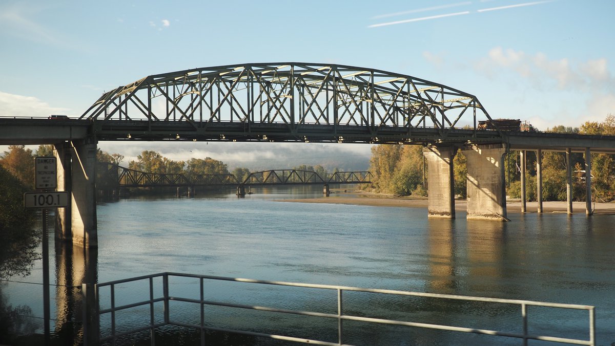 UnseenOps's tweet photo. Such a view on the train south to Portland https://t.co/VVzngh36gE