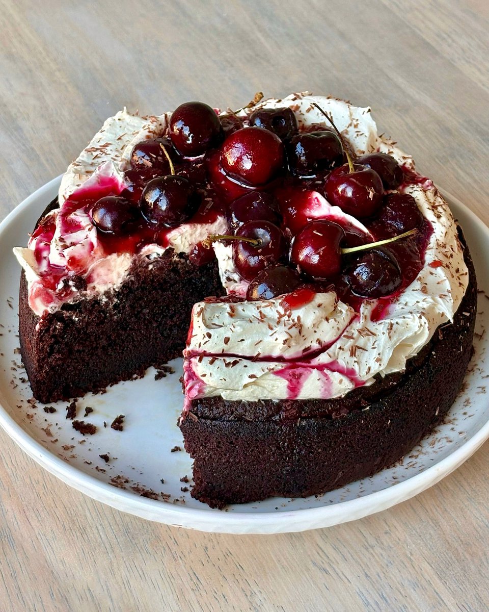 saweeeties's tweet photo. my dark chocolate cherry cake ! https://t.co/DVciGzCqTv