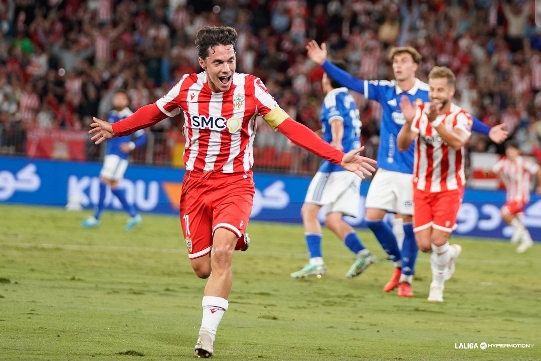 desmarqueinter's tweet photo. La @U_D_Almeria ya vence al @RealOviedo (2-0) con los goles de Sergio Arribas y Miguel de La Fuente y fases de juego brillante.
• El primero, zurdazo de Arribas tras centro de Quim (m. 15)
• El 2-0, reverso dentro del área para batir a Aarón y situarse, con 7 goles, pichichi. https://t.co/oZCrQFxEov