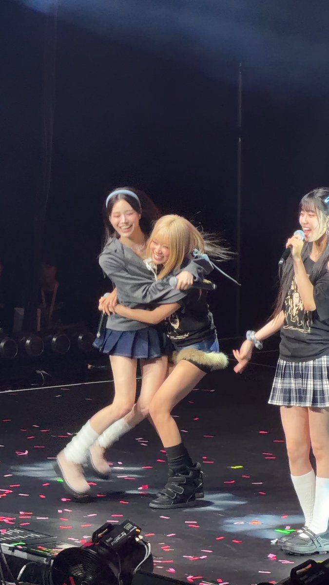 _hun_9's tweet photo. jungeun’s turn to carry jeemin🤣🤣

#BANGJEEMIN #방지민 #CHOIJUNGEUN #최정은 #izna #이즈나 #WHO_DAT_GIRL https://t.co/scLyiYcJhV