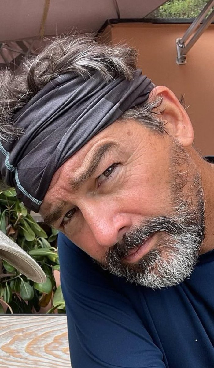 EG_IBBS's tweet photo. Wesh Ce mec , il a un de ces charismes de ouf 🤤Avec sa barbe poivre et son bandana https://t.co/nu79Vp3sSg