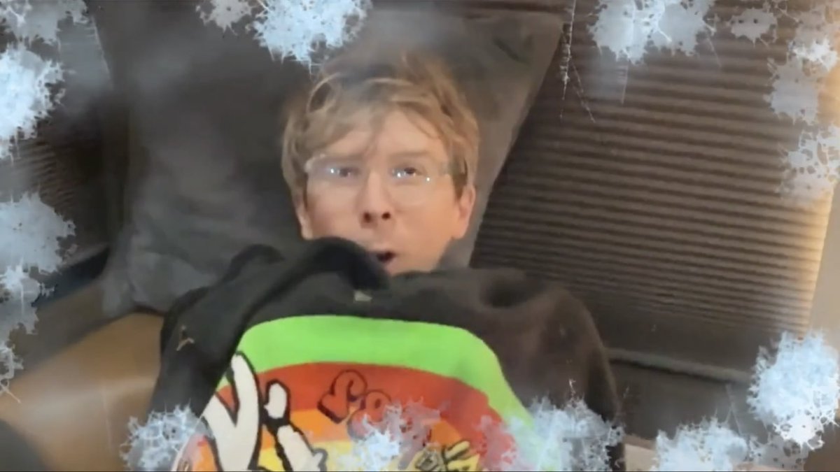 lealthepheal's tweet photo. me when i’m cold https://t.co/fCIcTEyvo0