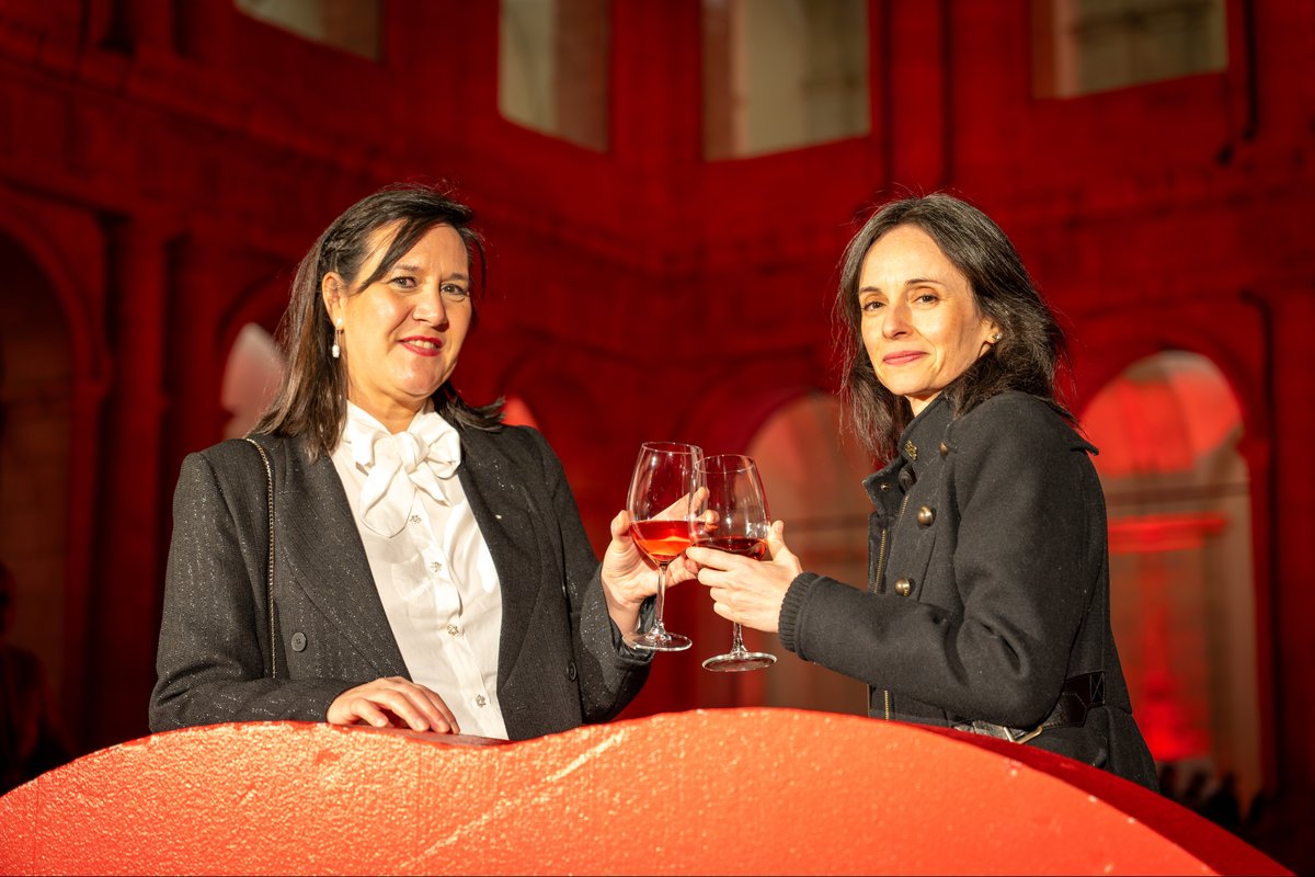 DORibera's tweet photo. #seminci | Y, como ocurre con las buenas películas, la conversación continuó después de los títulos de crédito.
En el cóctel posterior a la gala de inauguración de @Seminci_oficial , los vinos de Ribera del Duero acompañaron los encuentros entre cineastas, intérpretes y profesionales de la cultura. Un momento para compartir impresiones, intercambiar experiencias y brindar por todo lo que el cine es capaz de despertar.
Una selección que refleja la diversidad de nuestra Denominación de Origen y que cuenta con la participación de las bodegas:
San Cobate · Santiso González  · Martín Berdugo @martinberdugo · NEO @BodegasNEO · Monteabellón @Monteabellon · Yllera @bodegasyllera · AVAN @avanribera · El Hacedor · Pinea @PineaWine · AALTO @aalto_winery · Legaris · Avelino Vegas @AvelinoVegas  · Cantamuda · Doble R · Viña Mayor · Nabal @BodegasNabal · Tamaral @BodegasTamaral · Rauda · Dominio de Atauta · Raíz y Páramo de Guzmán @VinosRaiz · Tinto Pesquera @BodegasFFR · Bodega Santa Eulalia · Señorío de Nava · LaVeguilla @vinoslaveguilla · San Roque de la Encina–Monte Pinadillo @BodegaSanRoque 
Porque hay historias que empiezan en una pantalla y continúan alrededor de una copa.
Desde Ribera del Duero celebramos una nueva edición de la SEMINCI como Patrocinador Oro y vino oficial, acompañando al cine y a quienes lo hacen posible.
¡Por nueve días de grandes historias y buenos encuentros!
#RiberaDelDuero #SEMINCI #SEMINCI71 #CineYCultura