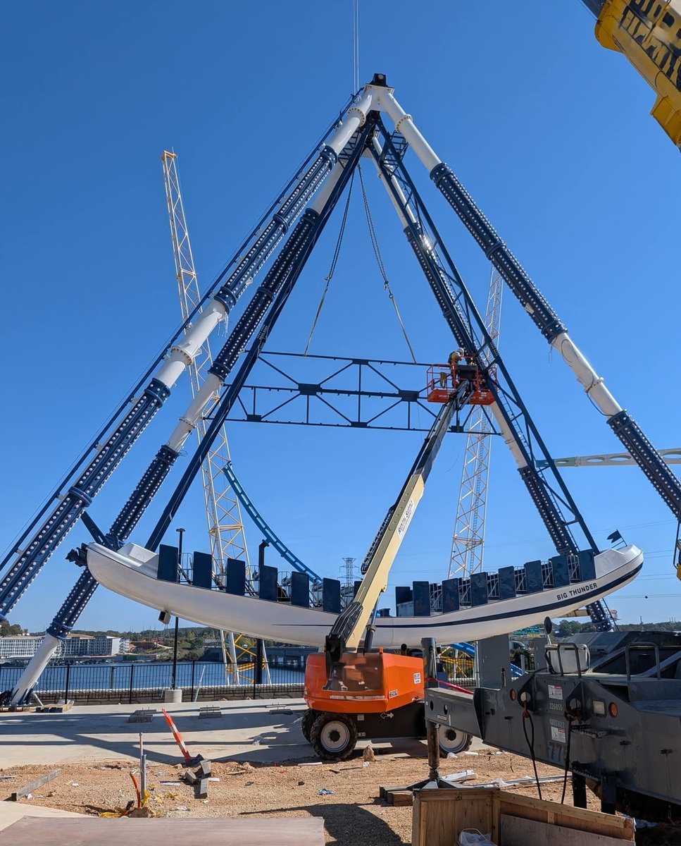 coasterchitchat's tweet photo. Oasis Lake of the Ozarks continues to come together ahead of its opening in 2027! More and more of the park’s rides are taking shape, including multiple flat rides and what will soon become the park’s icon, The Wheel.

📸 Oasis Lake of the Ozarks https://t.co/BTX7LfmvCA