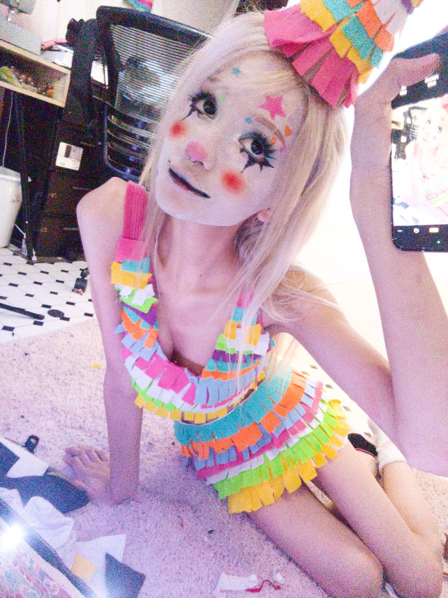 vivinellaa's tweet photo. full of sweet treats🪅 24/31 Halloween costumes🦇🖤 https://t.co/6n3D7JxXx6
