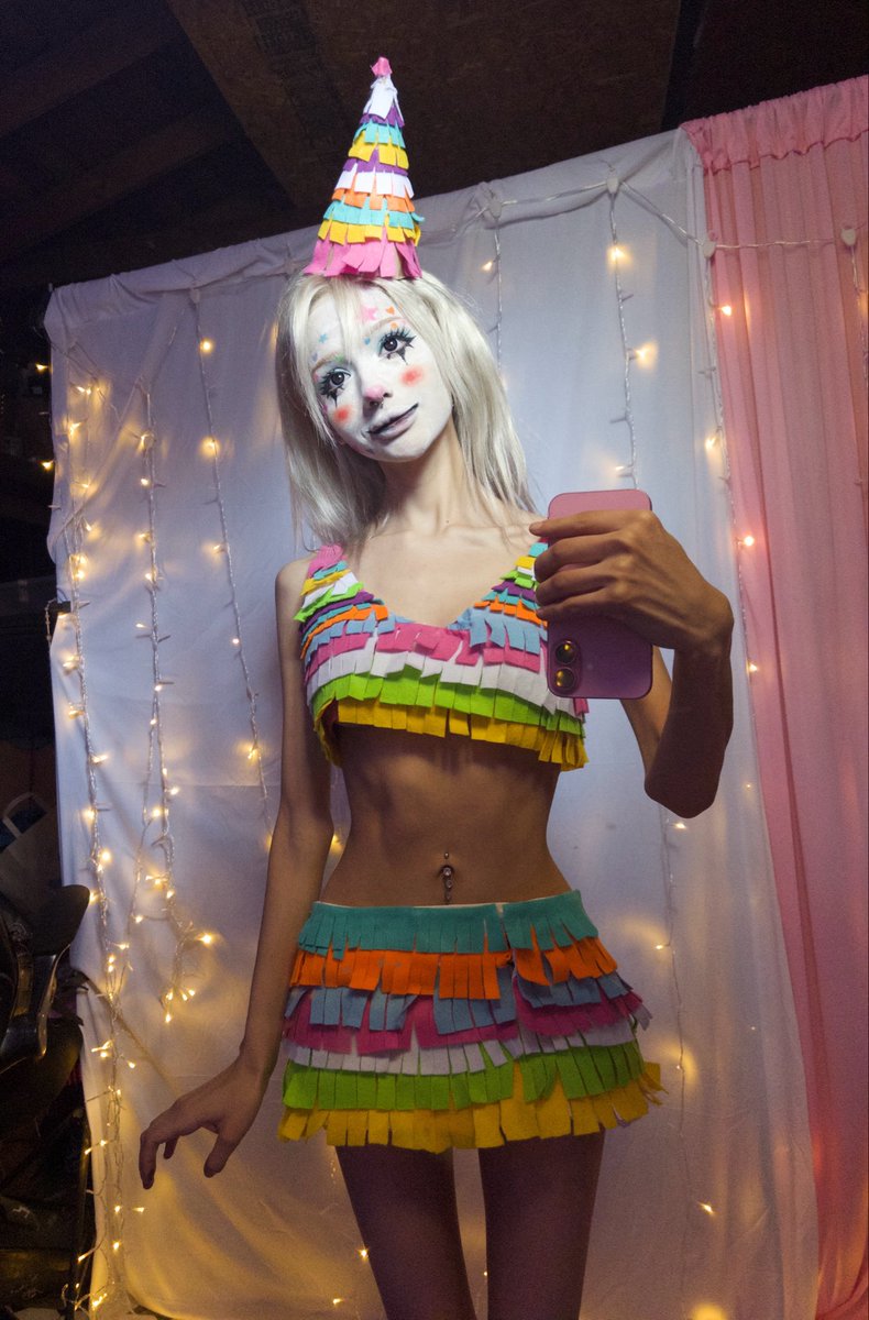 vivinellaa's tweet photo. full of sweet treats🪅 24/31 Halloween costumes🦇🖤 https://t.co/6n3D7JxXx6