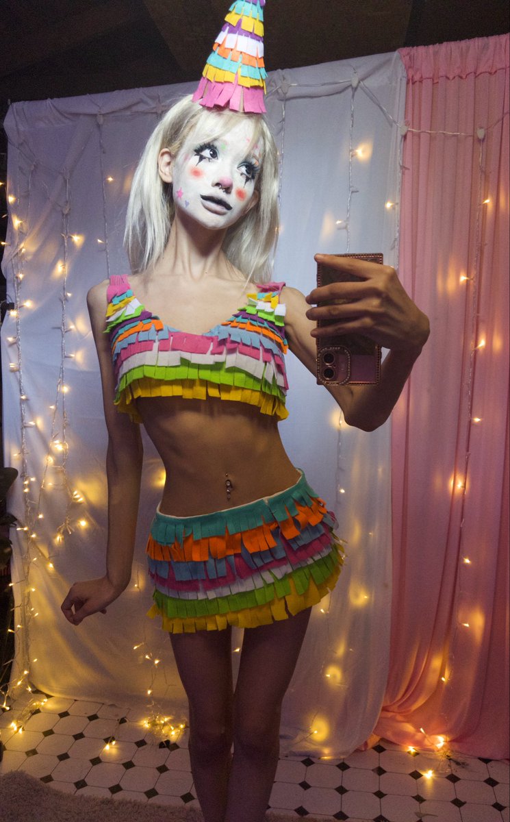 vivinellaa's tweet photo. full of sweet treats🪅 24/31 Halloween costumes🦇🖤 https://t.co/6n3D7JxXx6